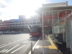 新潟駅前で発車を待つBRT