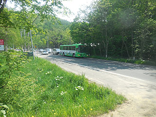 終点の盤渓に入ろうとしている円山線のバス